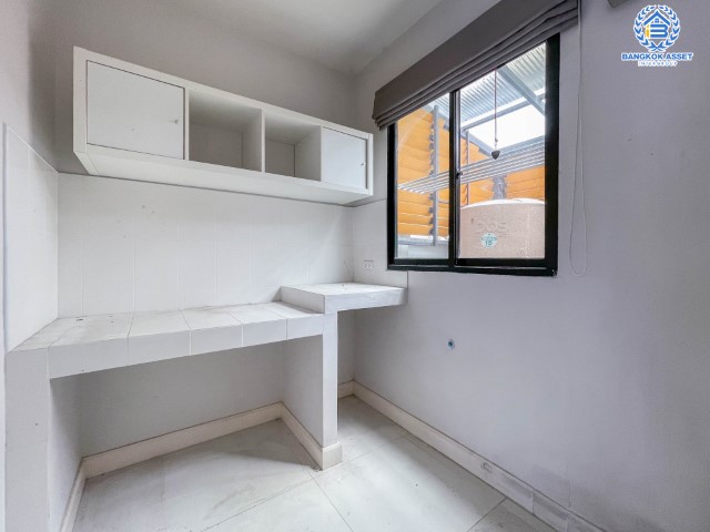 *****ทาวน์โฮมมือสองย่านนนทบุรี ม.บ้านกลางเมือง รัตนาธิเบศร์ เนื้อที่ 18.1 ตร.ว. ฟังก์ชันจัดเต็ม 3 ห้องนอน 3 ห้องน้ำ 2 ที่จอดรถ บ้านสภาพดี ไม่เคยเข้าอยู่ บนทำเลแห่งการเดินทาง เพียง 5 นาทีก็ถึงรถไฟฟ้าสายสีม่วง "สถานีบางกระสอ" ใกล้เซ็นทรัล รัตนาธิเบศร์ และทางด่วน "ศรีรัช"